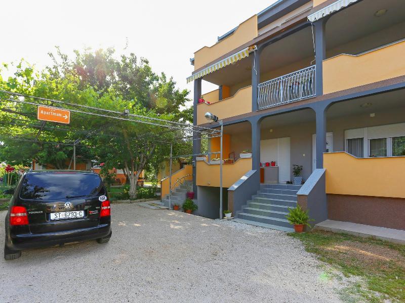 Kaštel Štafilić Apartments Damir מראה חיצוני תמונה